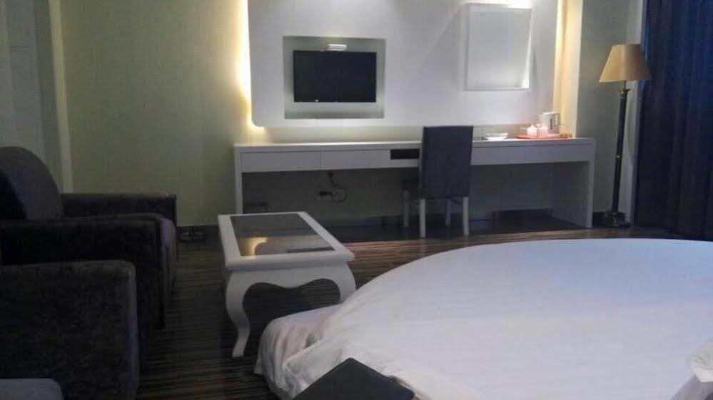 New Zhongxun Business Hotel Yueyang Екстер'єр фото